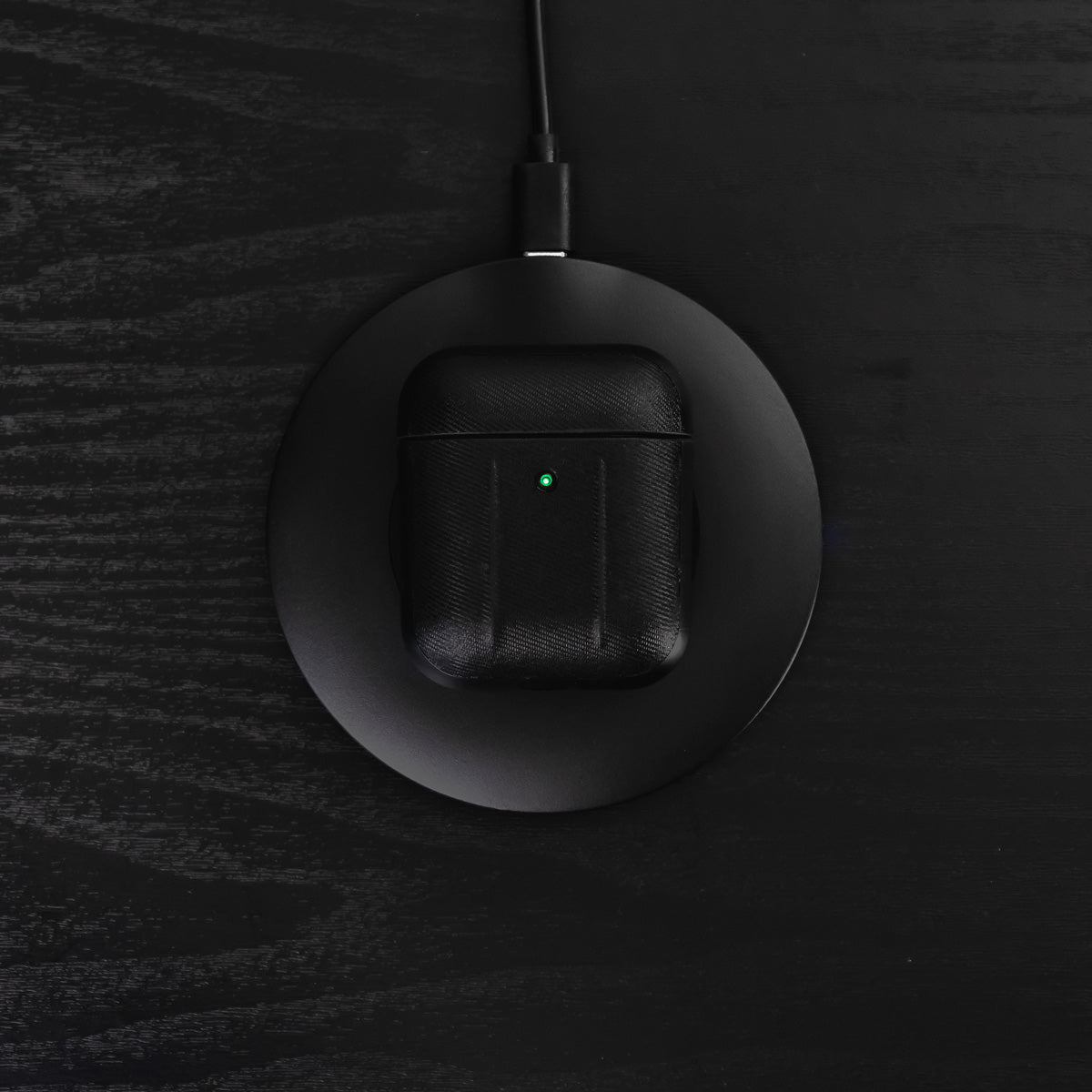 AirPodsCase_WirelessCharger_Birdseye_1200x1200_e48c14b5-308e-4779-8e96-616a5912dd32