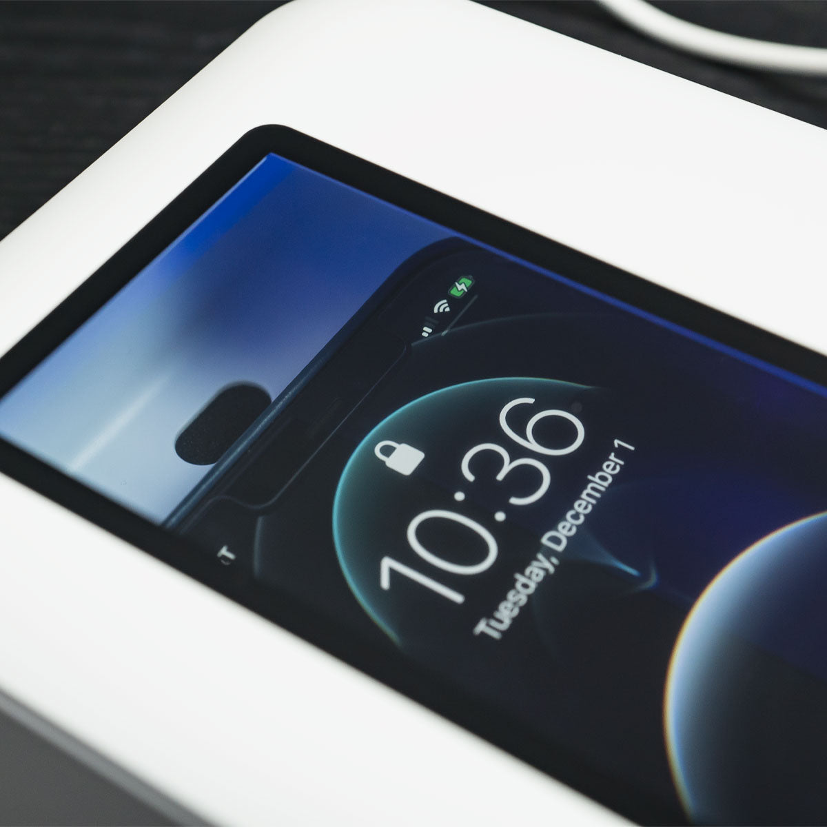 CleanTrayCharge_IPhone_Charged_UVLightOn_1200x1200_010d9917-2828-4b8e-9a23-183994af68cd