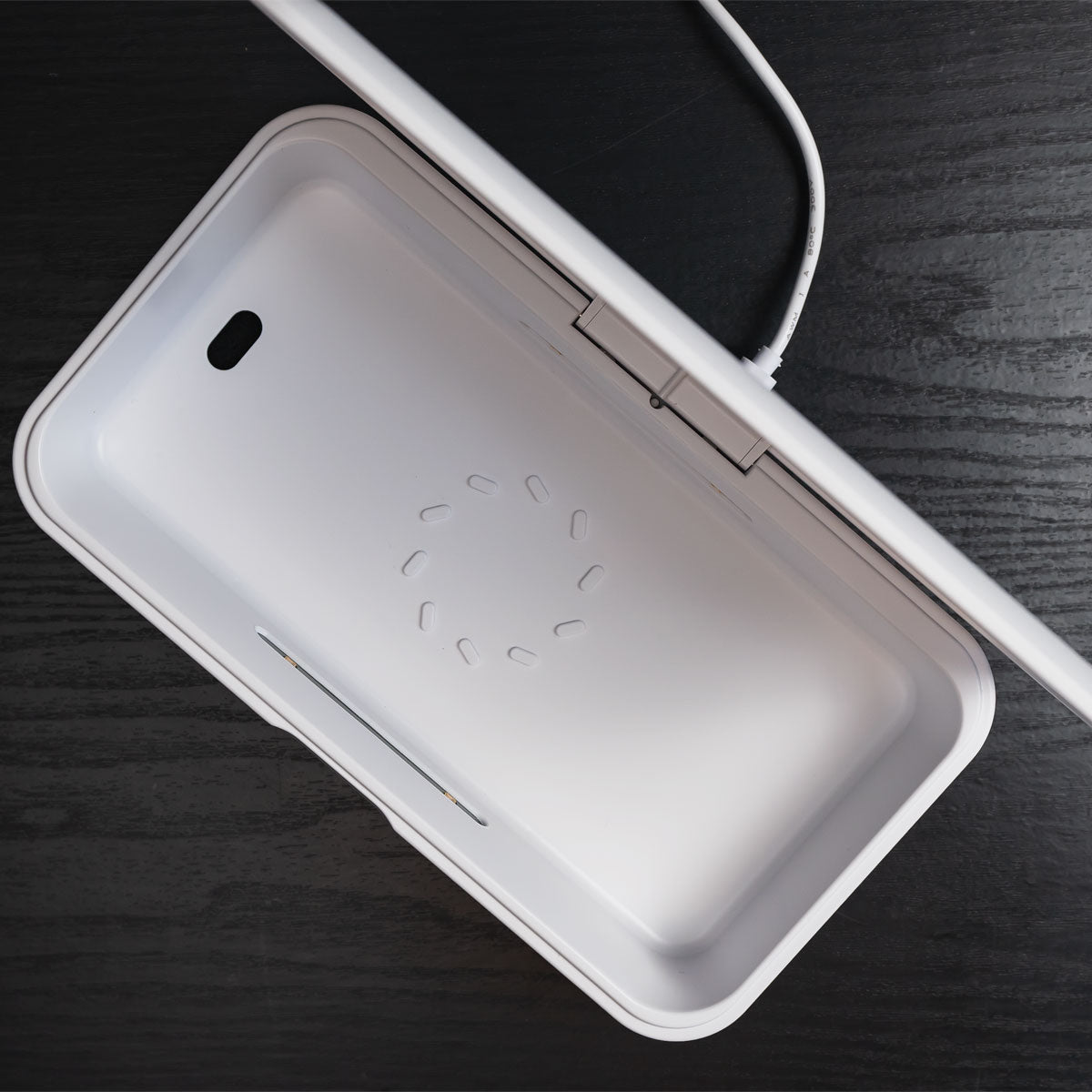 CleanTrayCharge_Open_Empty_1200x1200_11c14052-2207-4375-9f68-713038844b3c