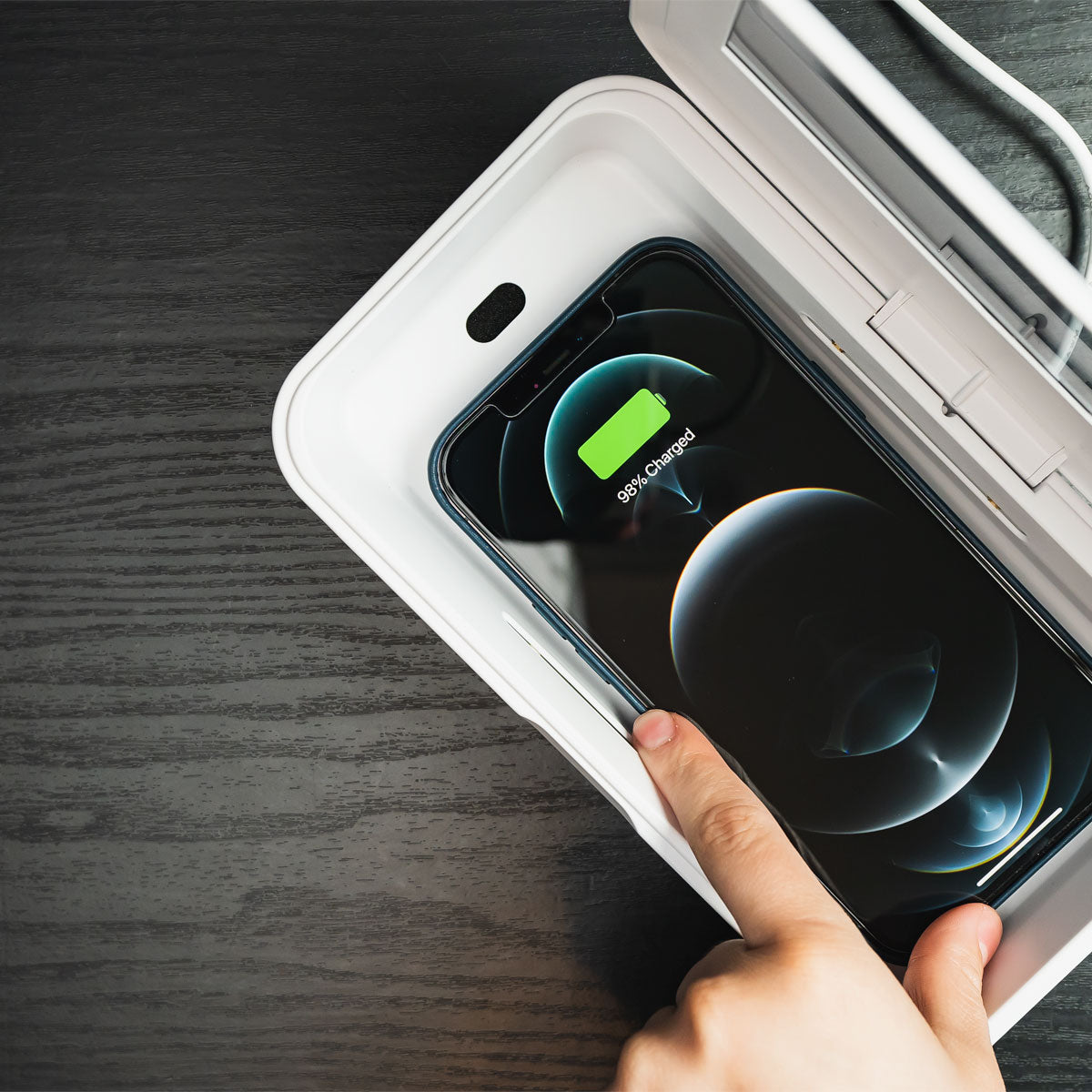 CleanTrayCharge_PlacingIPhone_1200x1200_71378d65-4eb3-41a8-a83f-0215337039cf