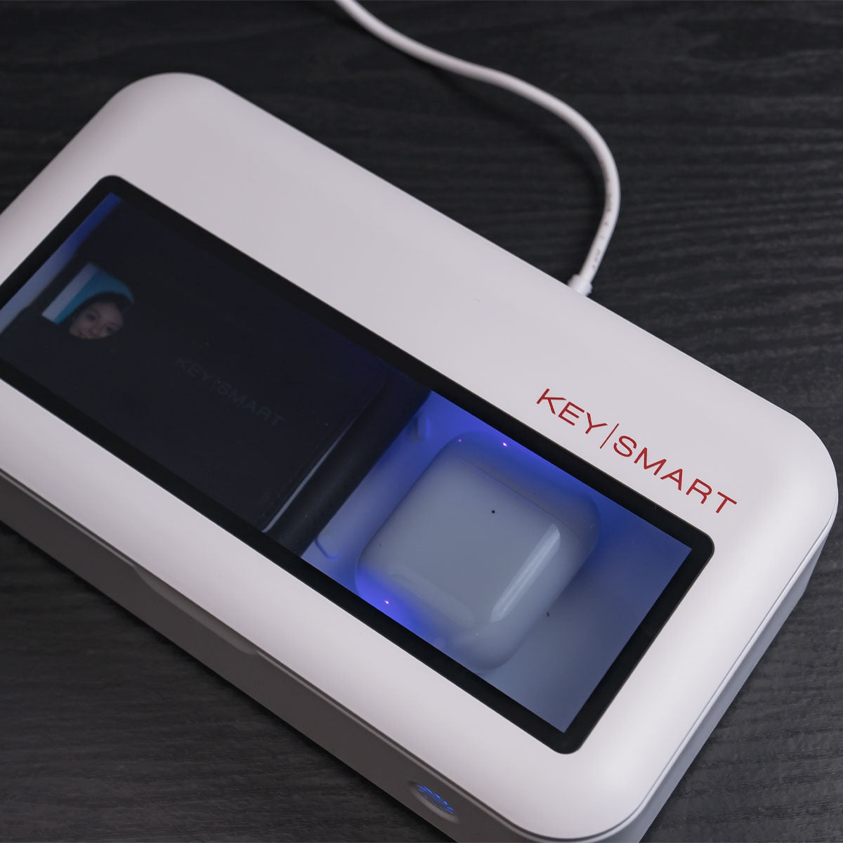 CleanTrayCharge_Wallet_Airpods_UVLightOn_1200x1200_bcb4608e-bbc4-4869-99e6-0469cbb807f5
