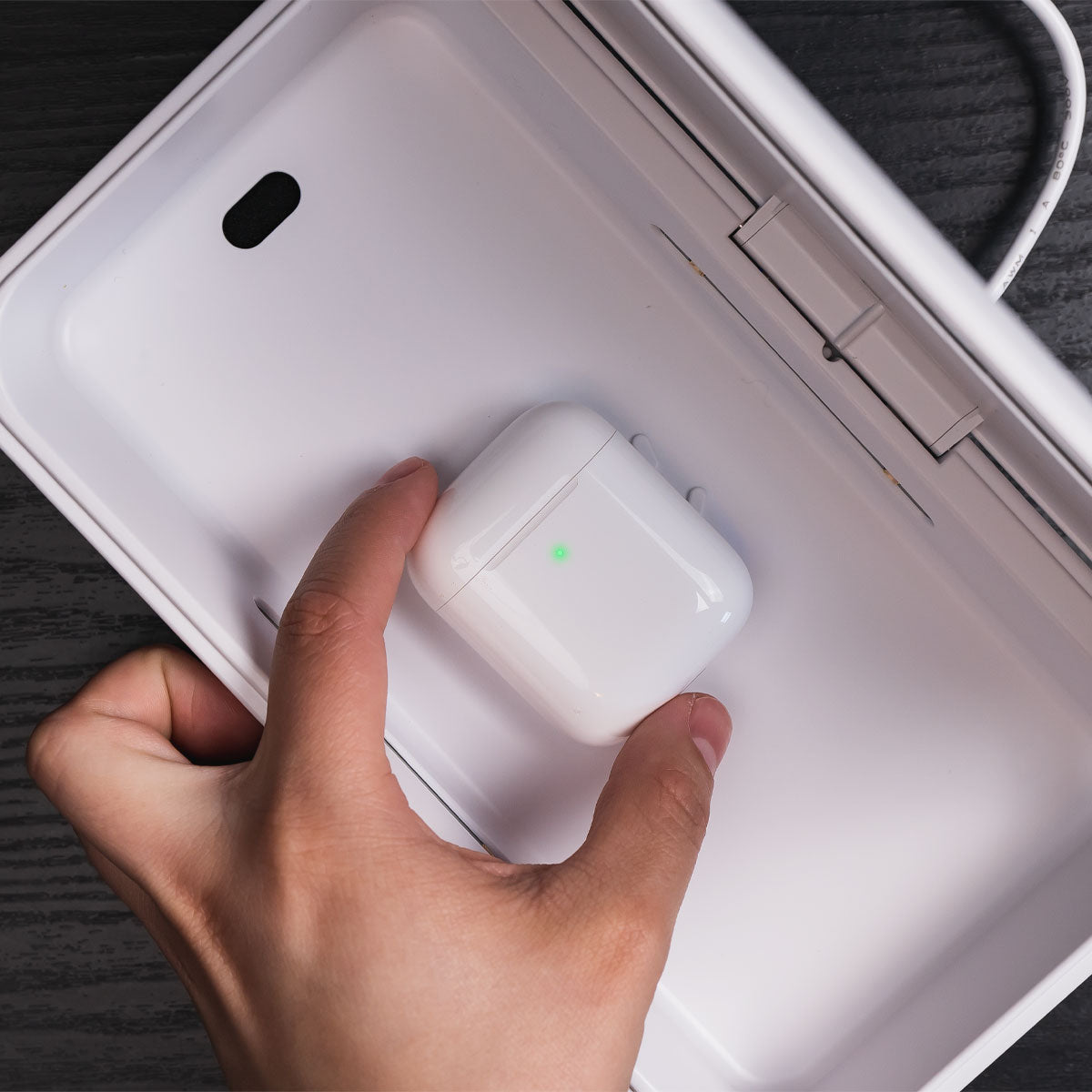 CleanTrayCharging_AirpodsCharging_1200x1200_754aa3fb-113f-40a4-95e8-ab5585ed7c23
