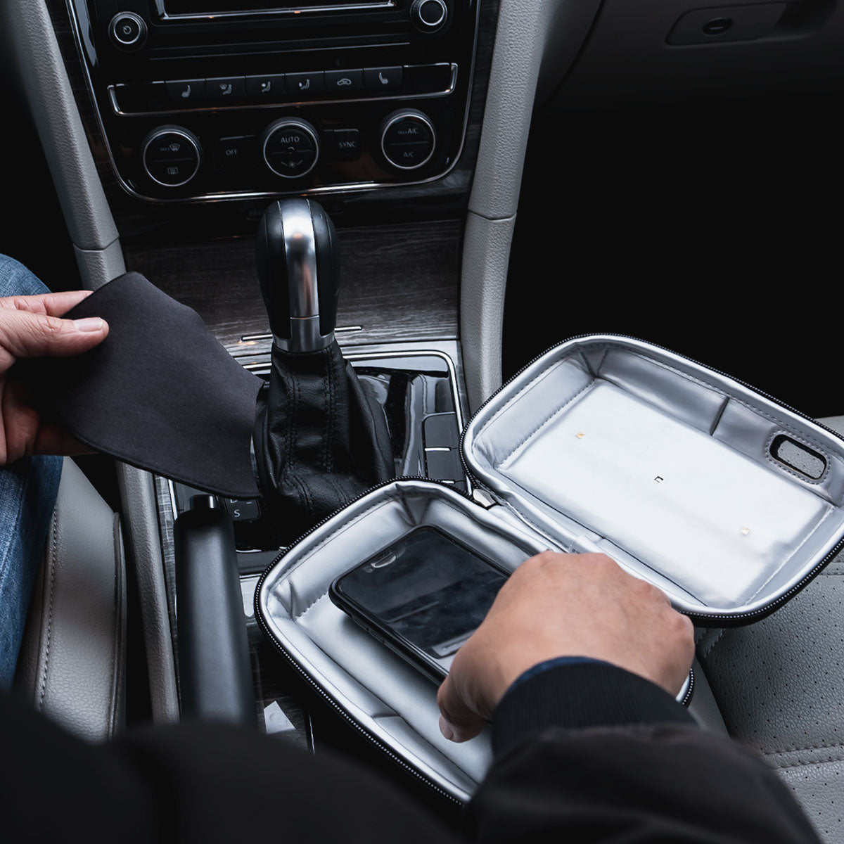 CleanTrayToGo_InCar_PlacingPhone_1200x1200_08c6d8a8-a1e0-4ea8-8072-716445278690