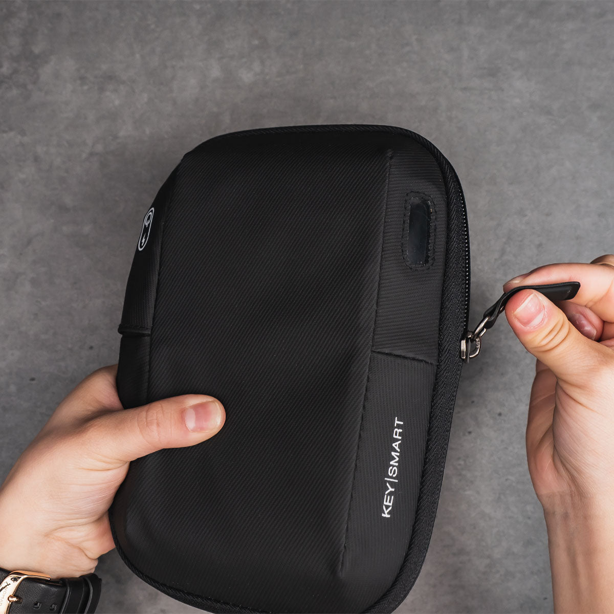 CleanTrayToGo_Squeeze_Close_1200x1200_94987c0f-0115-4967-838e-d2b172a5c7fc