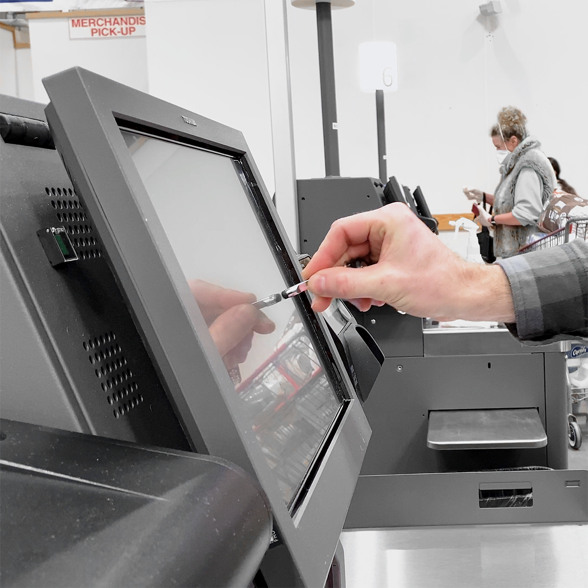 KS808-SVR_BoxStore_Checkout_Touchscreen_Wide_stillsquarecopy_c40924d1-2008-4247-a3ea-87765adb69a2