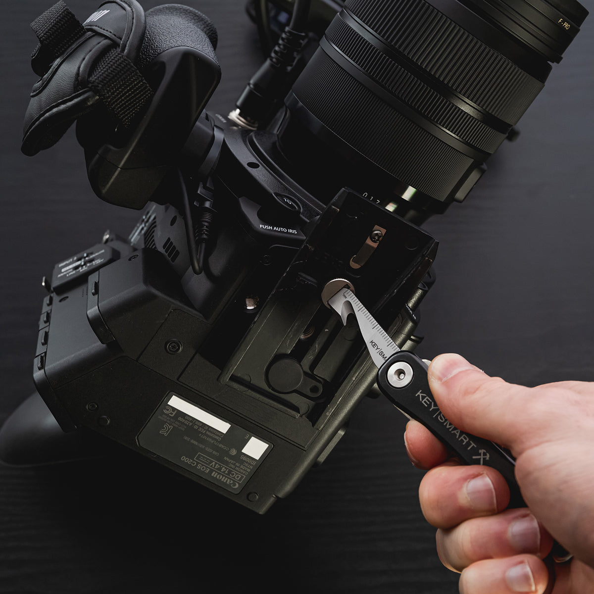 KeySmartRugged_MultiTool_TightenScrew_1200x1200_0e977ed1-6016-4737-9a87-a2470c0b3ba3