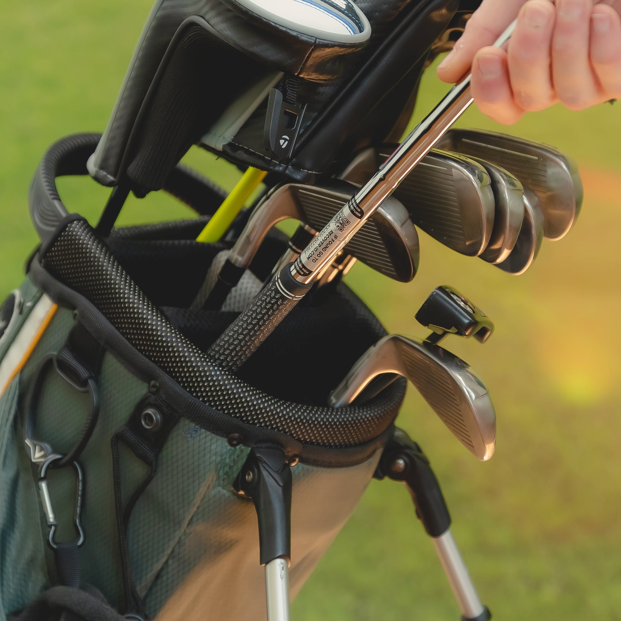 RecoverID-Golf_KS704_TakeClubFromBag-2000x2000